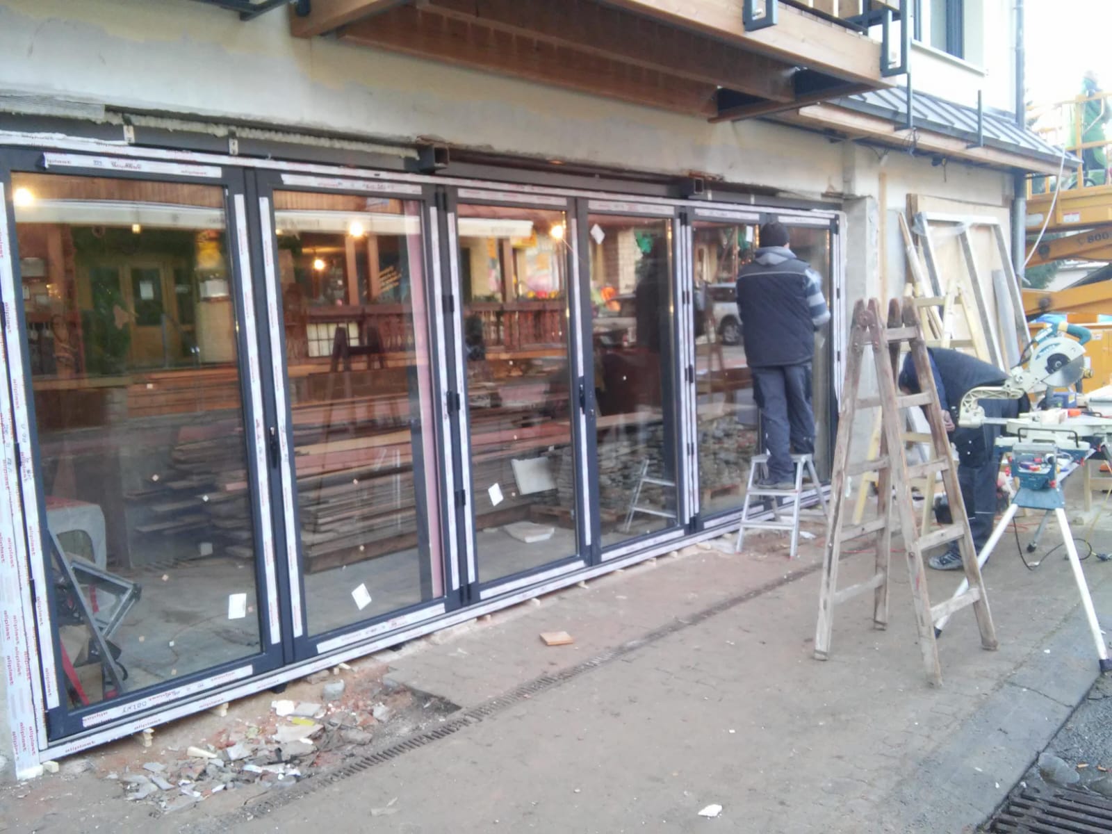 Montaż drzwi tarasowych harmonijkowych