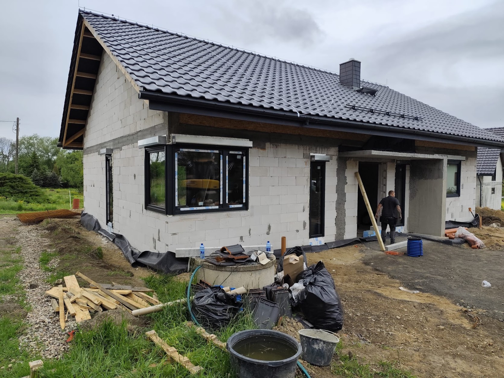 Realizacja okna narożnego w kolorze czarnym