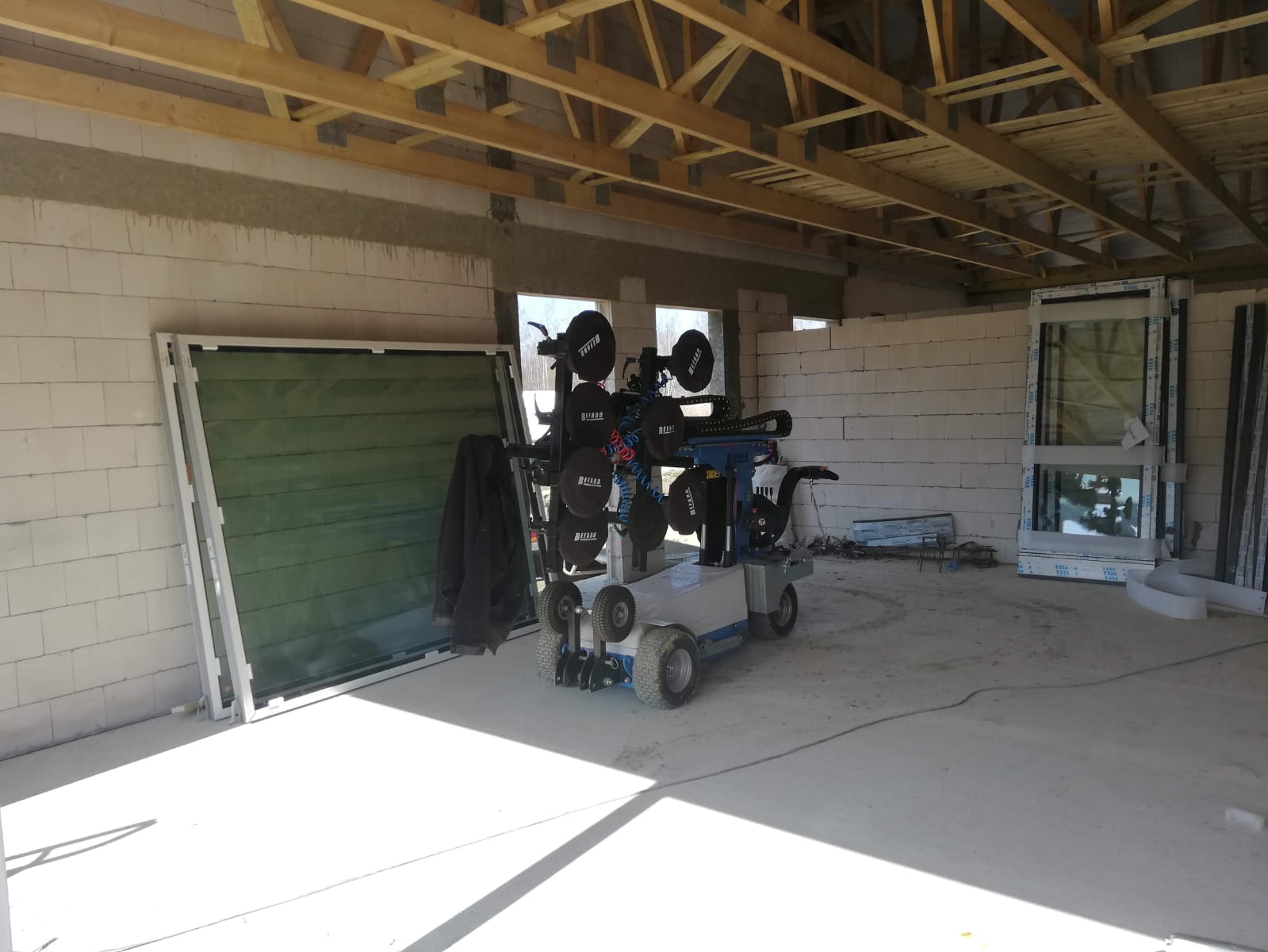 Montaż maszynowy okien wielkogabarytowych robotem