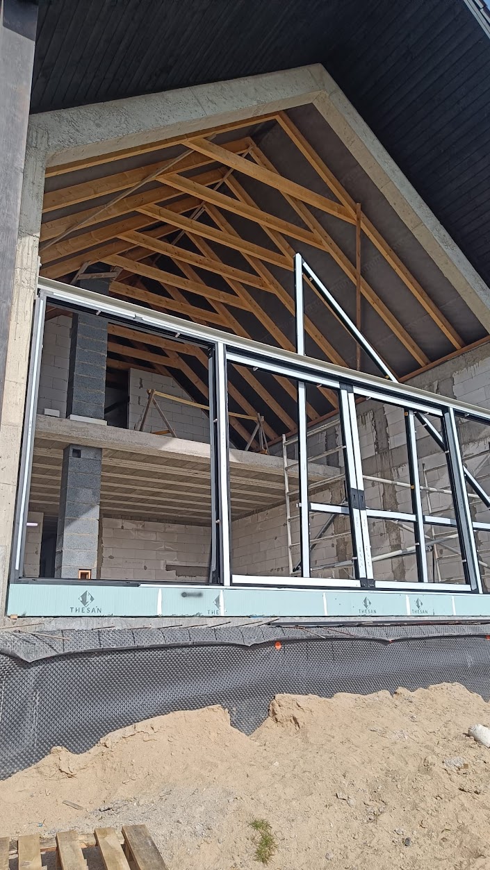 Aluminiowa konstrukcja szczytowa o nietypowym kształcie