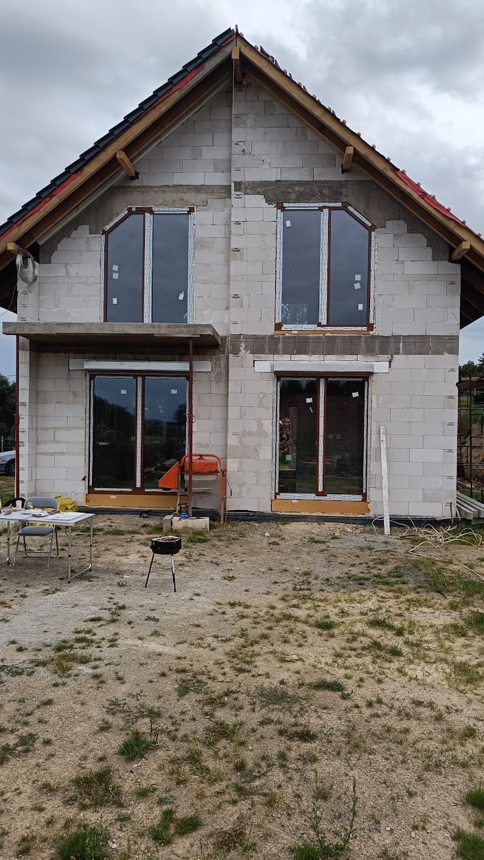 Wysokie przeszklenia fasadowe - stolarka obiektowa