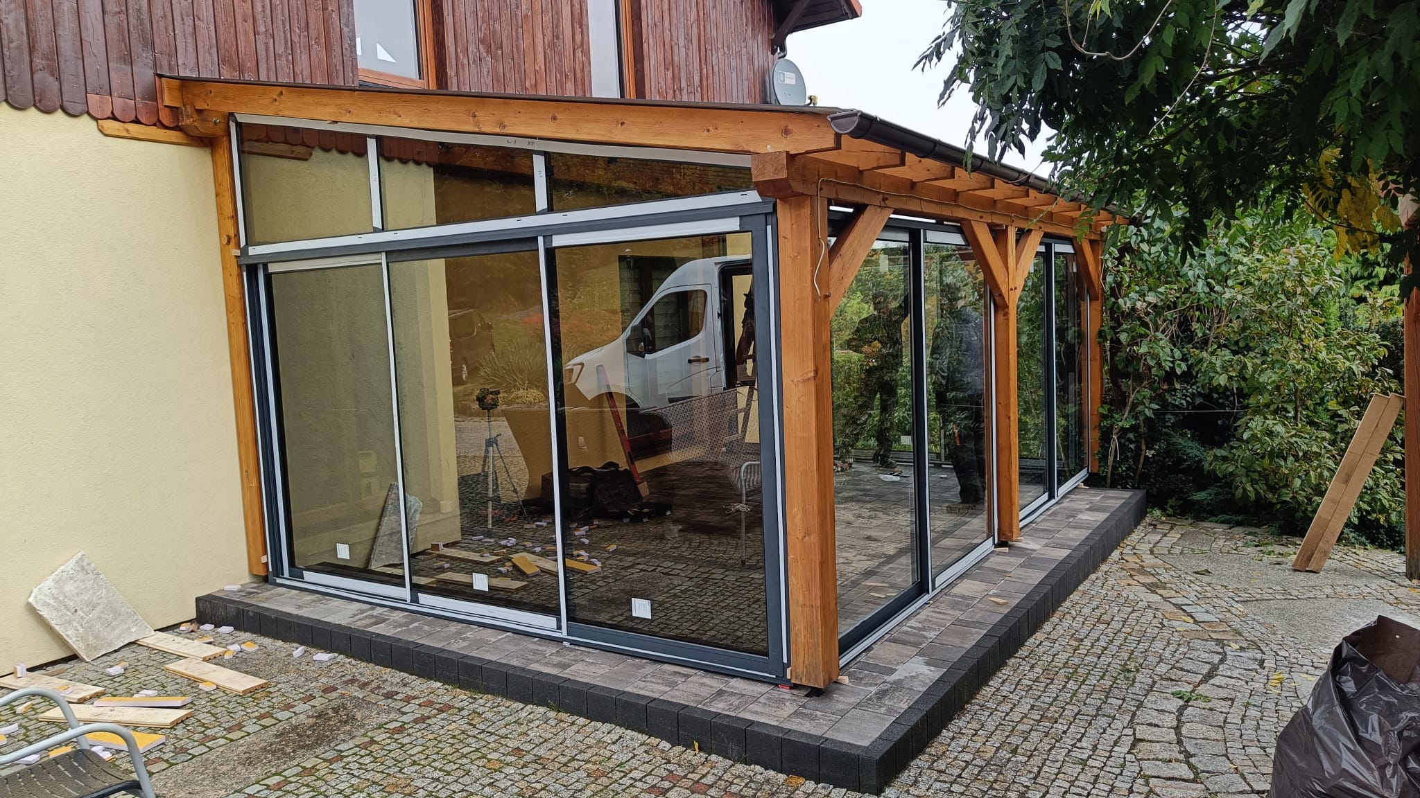 Przeszklona zabudowa tarasu - ogród zimowy