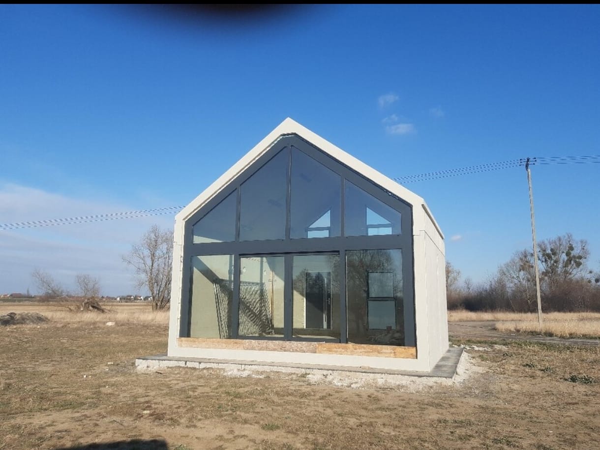 Nowoczesny dom z wielkogabarytowymi przeszkleniami szczytowymi