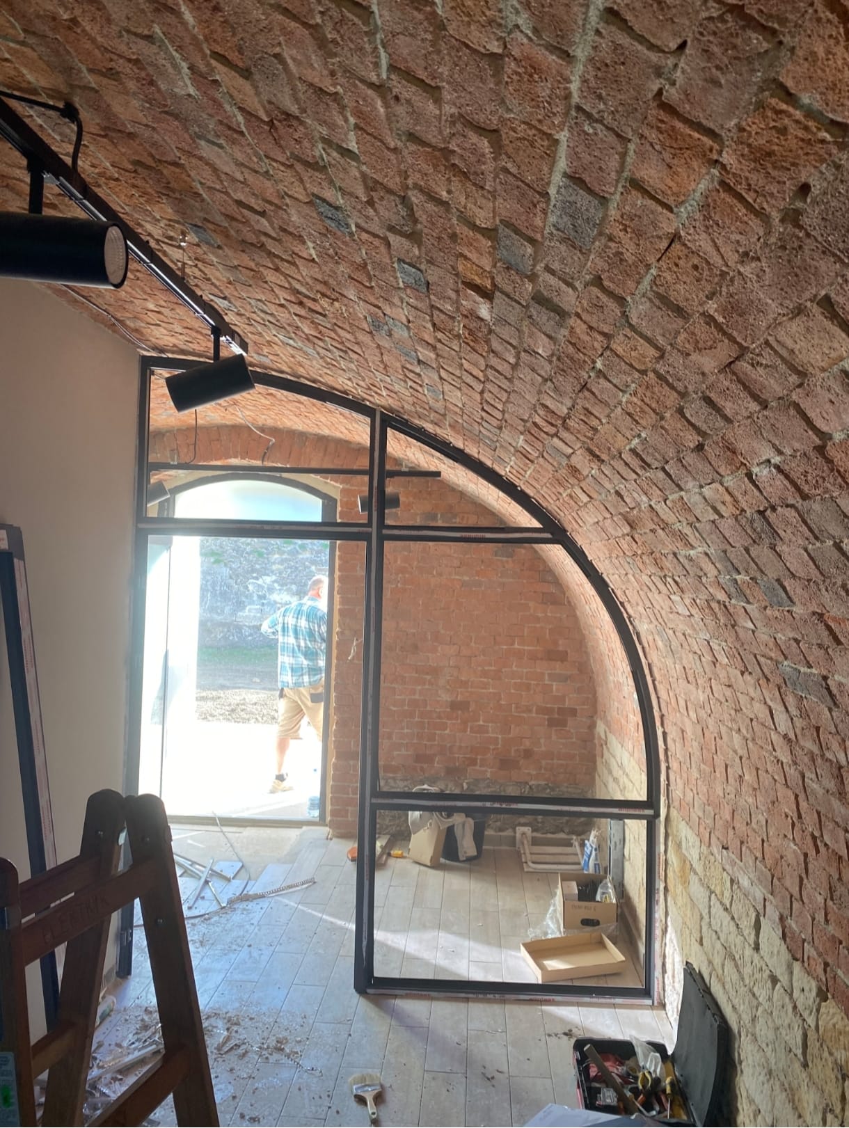 Okna łukowe idealnie wkomponowane w ceglaną elewację