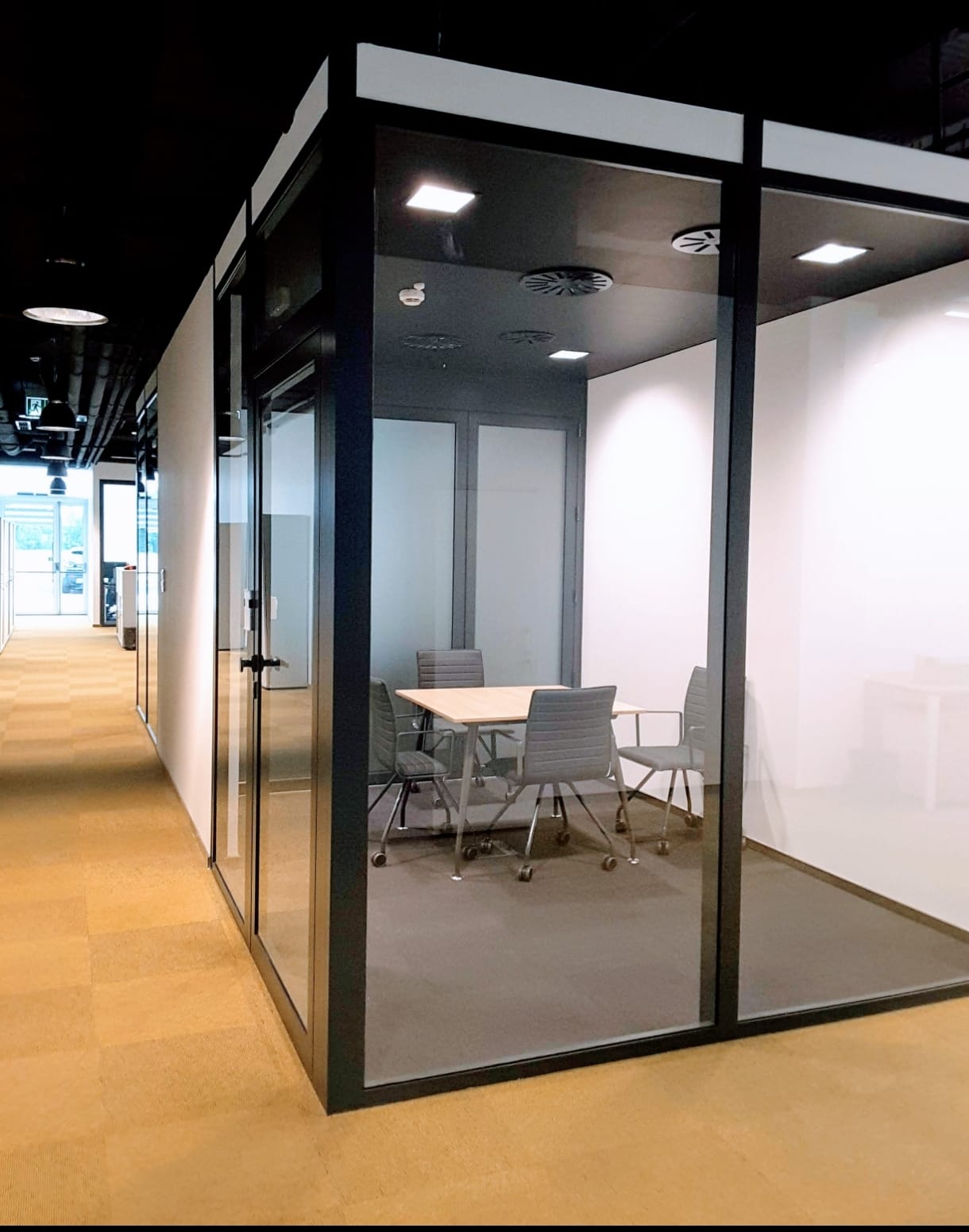 Szklane ścianki działowe i systemy biurowe