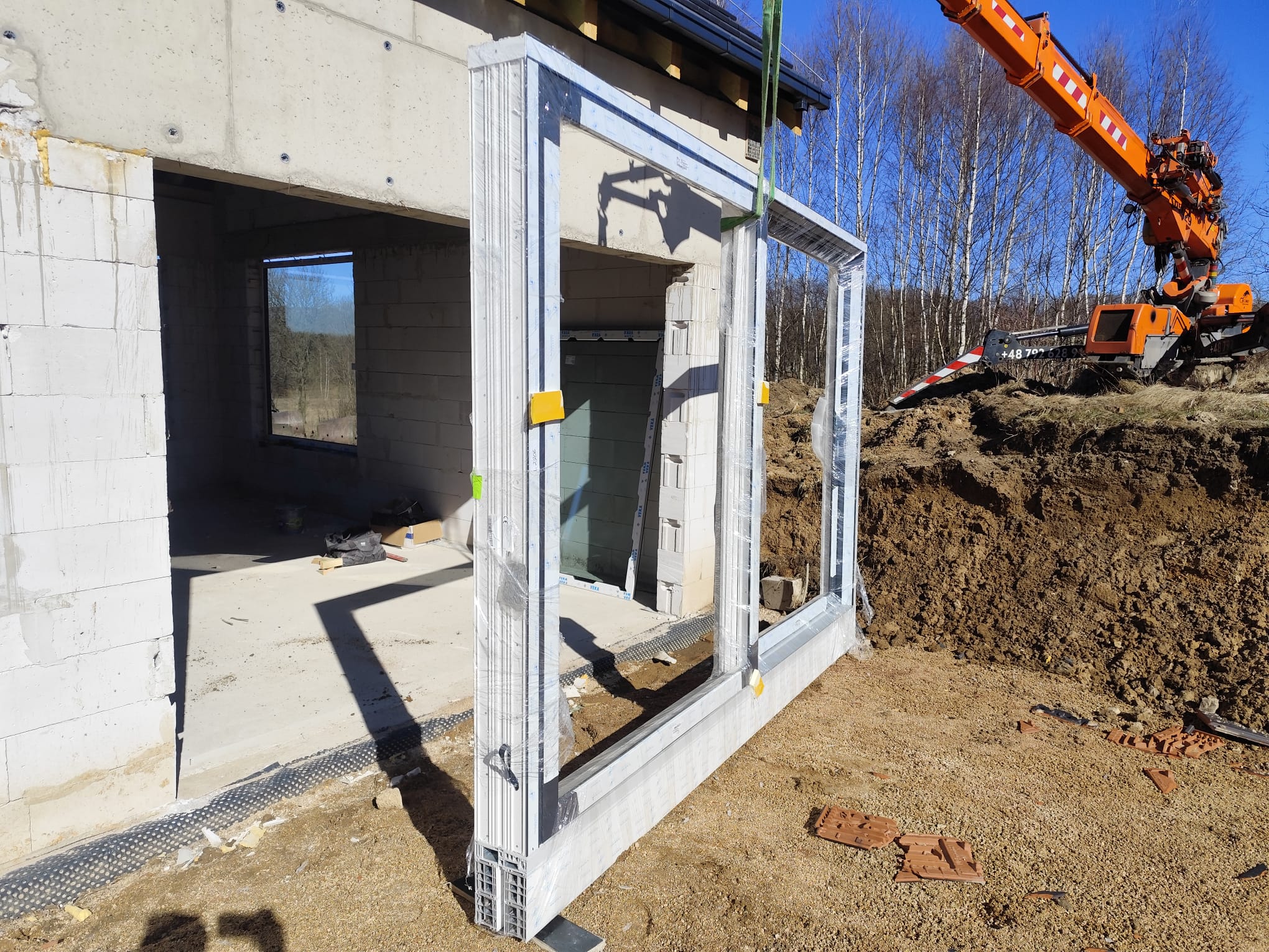 Specjalistyczny montaż okien z użyciem dźwigu HDS